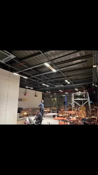 Restoran salonunda tavana montajı süren hava kanalı hattı ve askı profilleri.